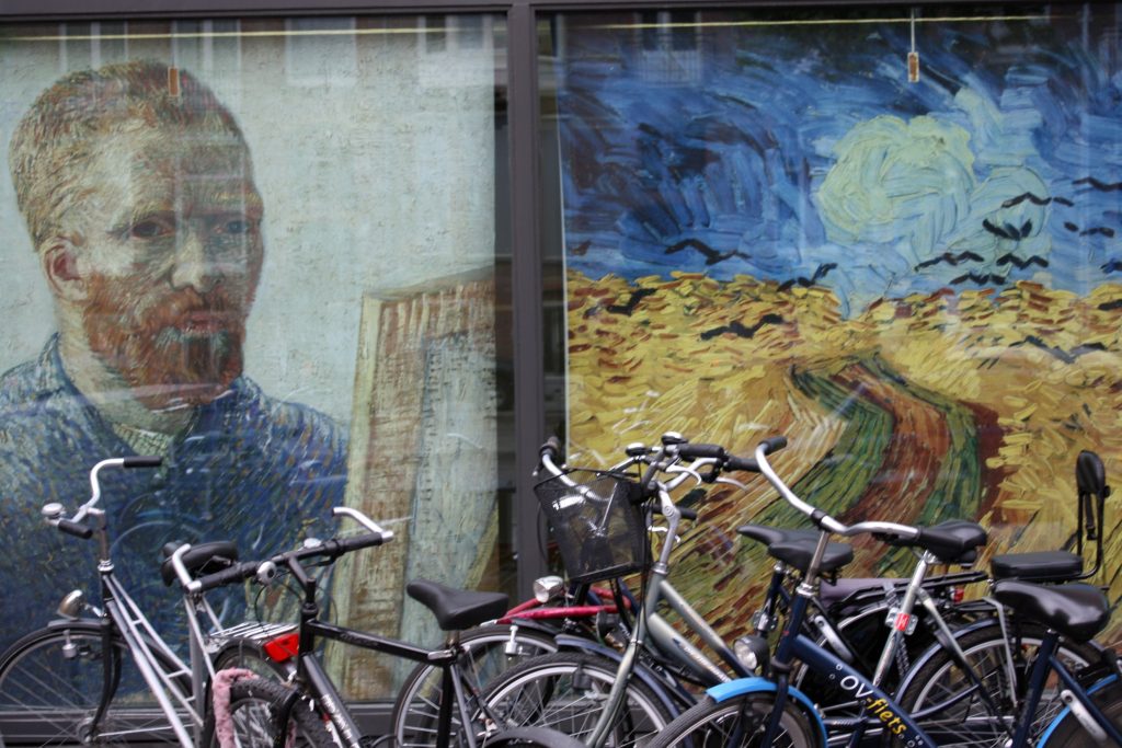 Auto retrato de Van Goh na frente de bicicletas em Amsterdam, perto do Museu do Van Gogh