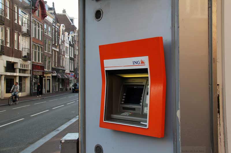 Um caixa eletrônico na rua de Amsterdam