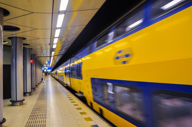 Trem holandês na estação do aeroporto